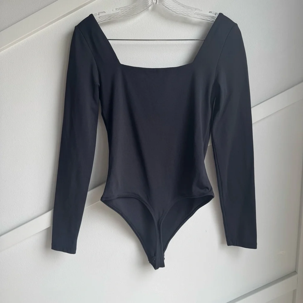Aritzia Babaton Contour Black Square Neck Long Sleeve Bodysuit Sz M - Picture 10 of 13
